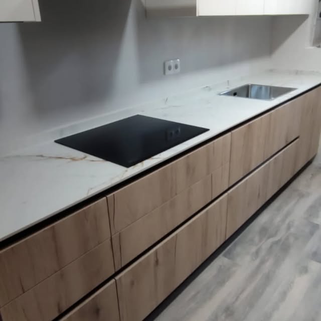 Cocina con encimera de mármol